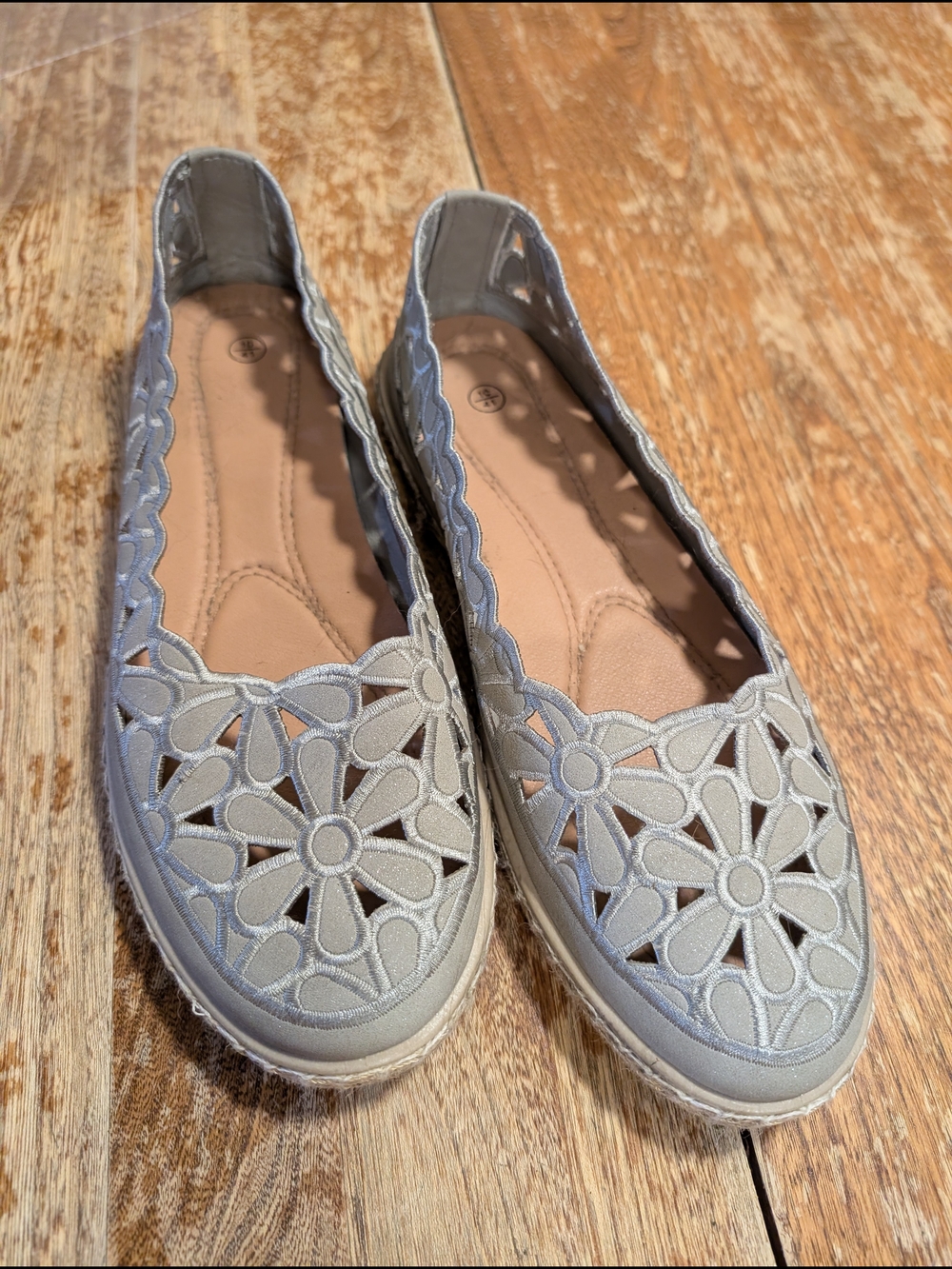 Women’s Floral Cutout Slip-On Flats in Light Gray